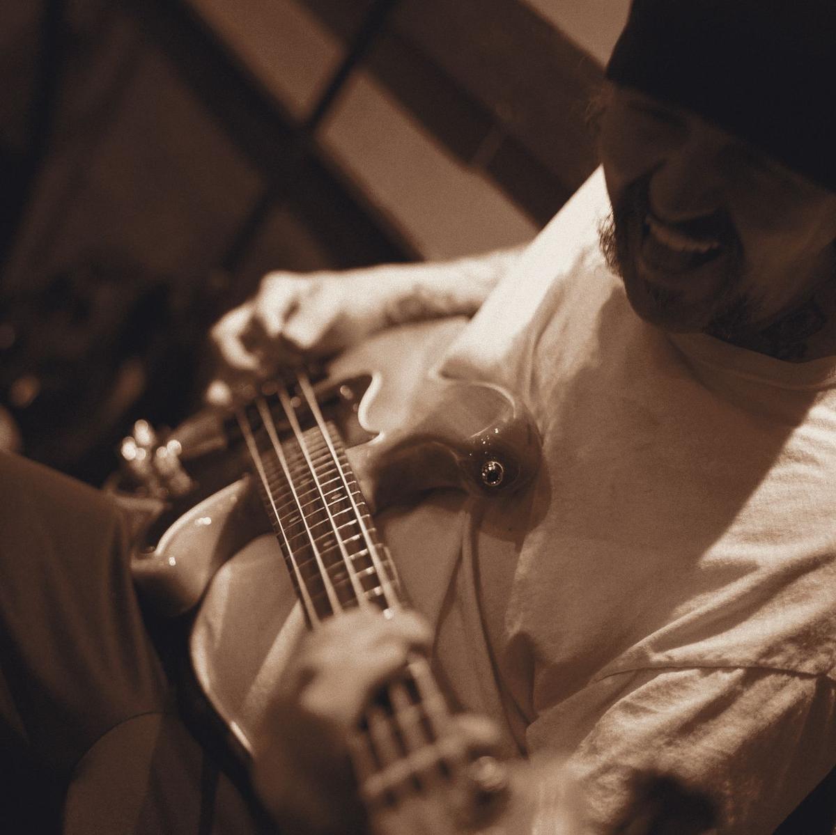 Tracking bass